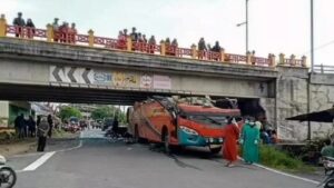 Bus hantam flyover di Padang Panjang