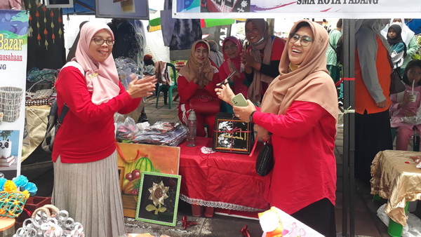 Bazar hasil karya pelajar SMA se Kota Padang 2