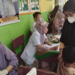 Pelaksanaan vaksin di SDN 22 Kampung Luar