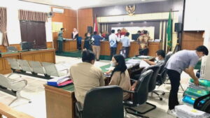 Kuasa Hukum Penggugat ikut mengamati berkas bukti surat yang diserahkan Kuasa Hukum CPI dan SKK Migas pada sidang Gugatan LPPHI,