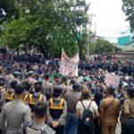 Aksi demo ribuan mahasiswa Sumbar di DPRD Sumbar, Senin