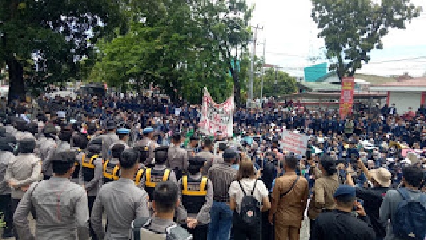 Aksi demo ribuan mahasiswa Sumbar di DPRD Sumbar, Senin