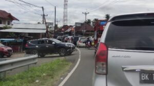 Macet di Batas Kota Pariaman sampai ke Pasar Sungai Limau