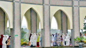 Shalat Ied di Islamic Centre Padang Panjang Penuh Sampai ke Teras