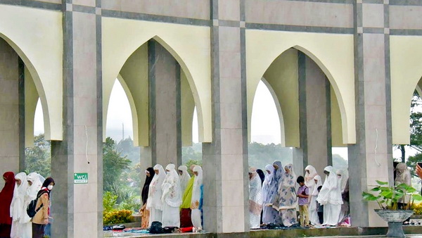 Shalat Ied di Islamic Centre Padang Panjang Penuh Sampai ke Teras