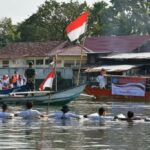 Kelompok Sadar Wisata (Pokdarwis) Gunung Padang, melaksanakan upacara bendera di atas sampan di Batang Arau