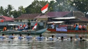 Kelompok Sadar Wisata (Pokdarwis) Gunung Padang, melaksanakan upacara bendera di atas sampan di Batang Arau