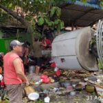 Truk hantam BTS hingga roboh di Bekasi