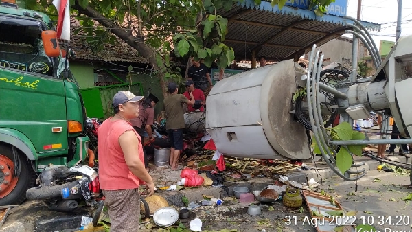 Truk hantam BTS hingga roboh di Bekasi