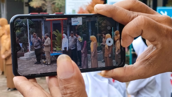 Kapolsek Lubuk Begalung Kompol Harry Mariza Putra, S.Si. serahkan paket sembako usai upacara di SMPN 6 Padang