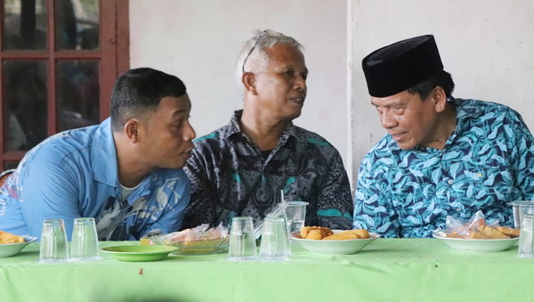 Suwirpen Suib berdiskusi dengan penasehat JBB Amal Salih, Junaidi dan Aipda Dian WR